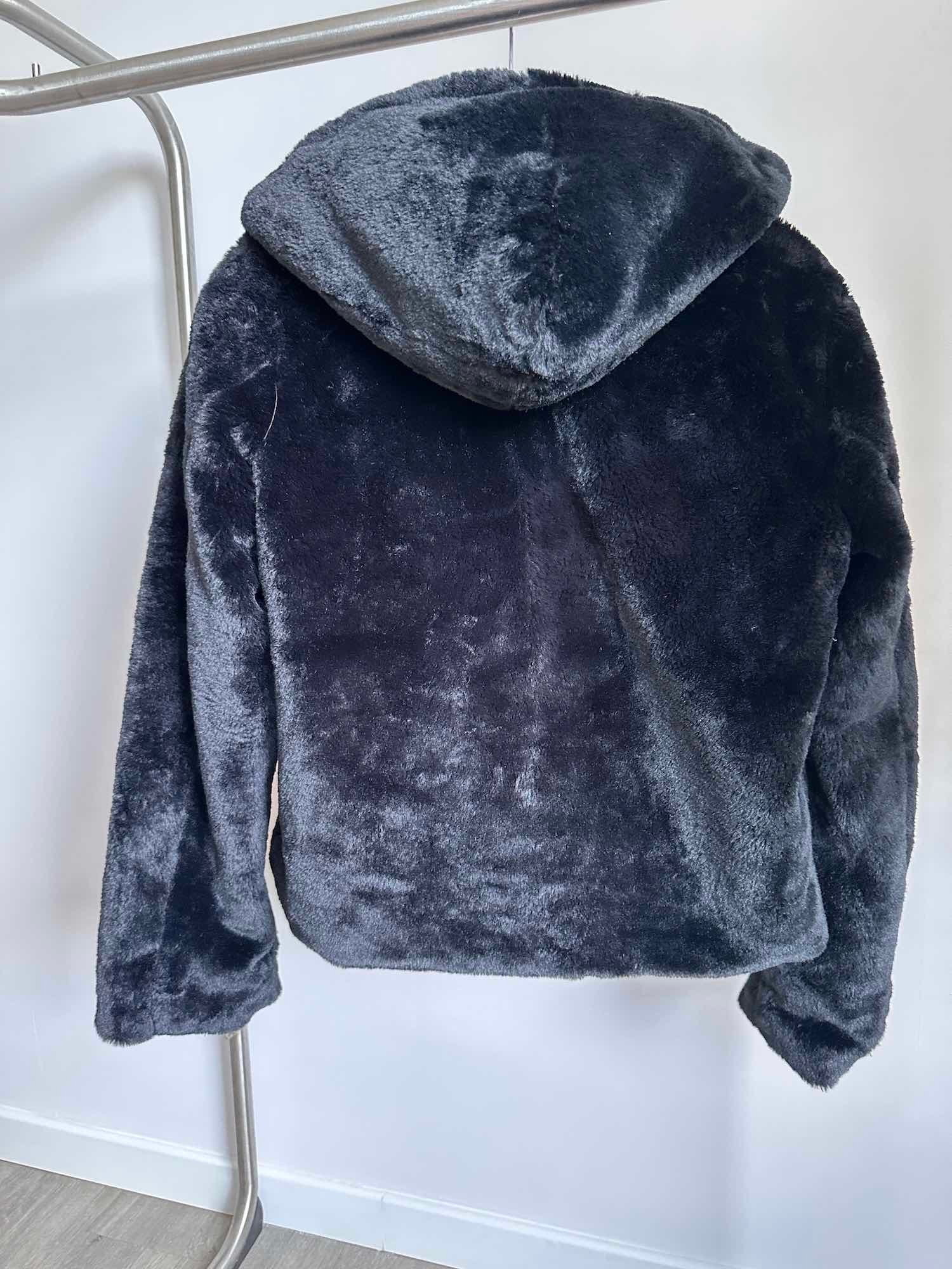 Manteau court noir en fausse fourrure Ligne à Suivre avec grande capuche enveloppante vue de dos