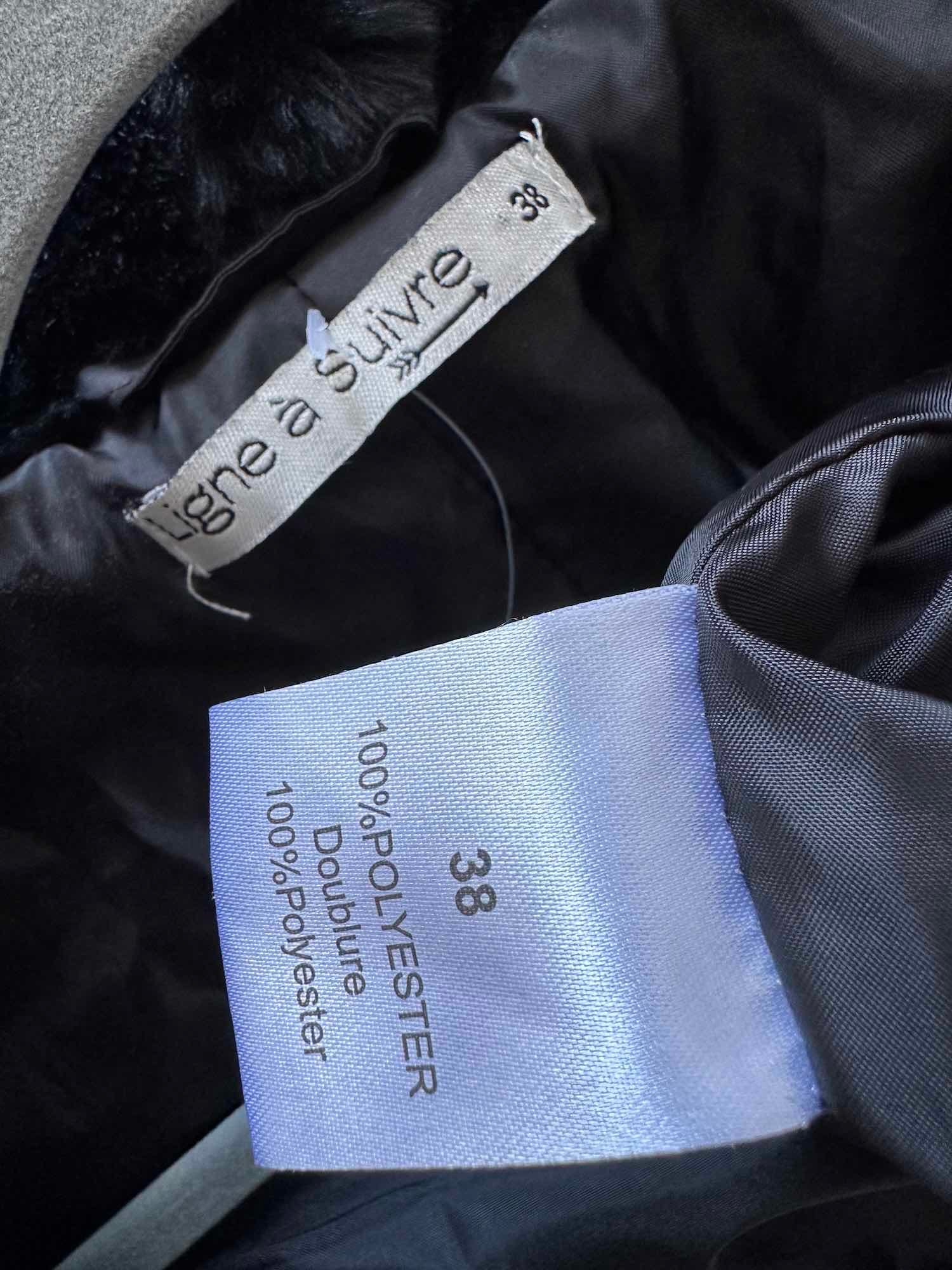 Manteau court noir en fausse fourrure Ligne à Suivre avec grande capuche enveloppante etiquette