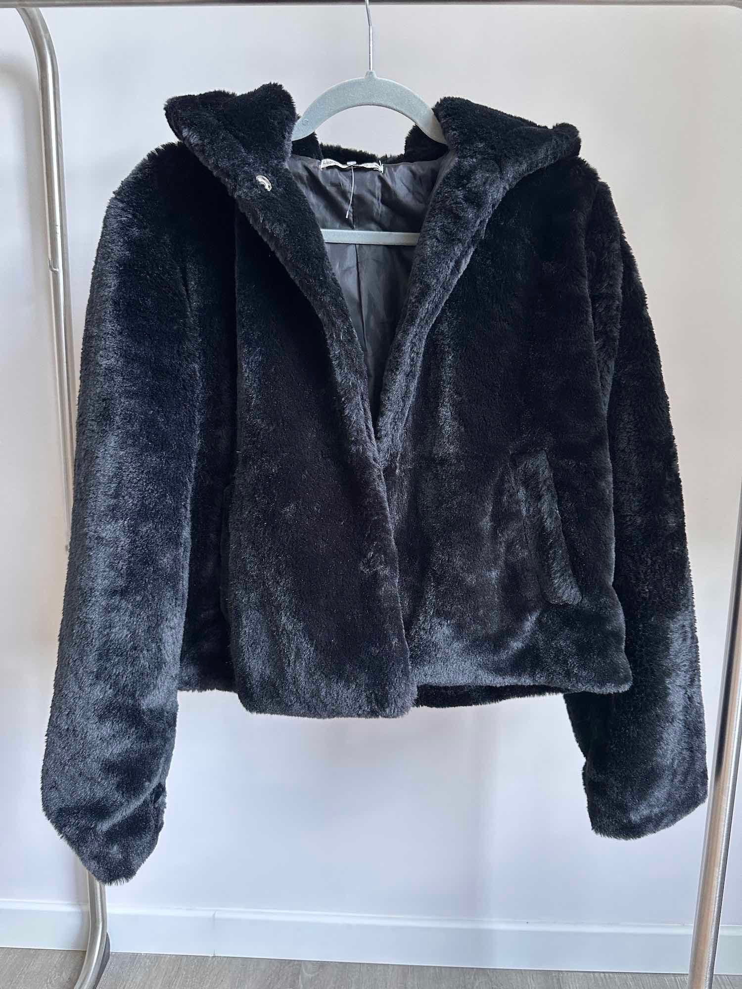 Manteau court noir en fausse fourrure Ligne à Suivre avec grande capuche enveloppante vue de face