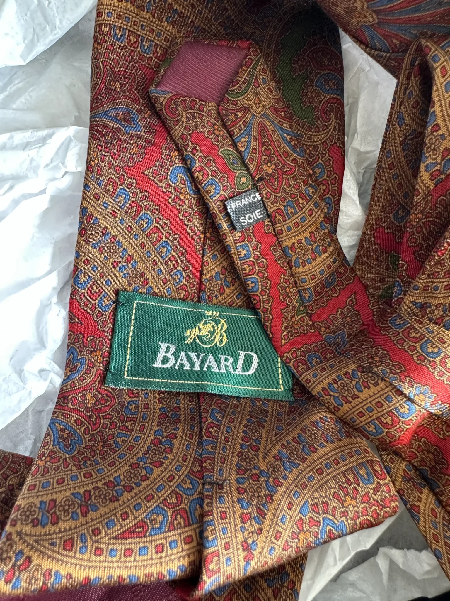 cravate bayard en soie bordeaux motifs cachemire dos