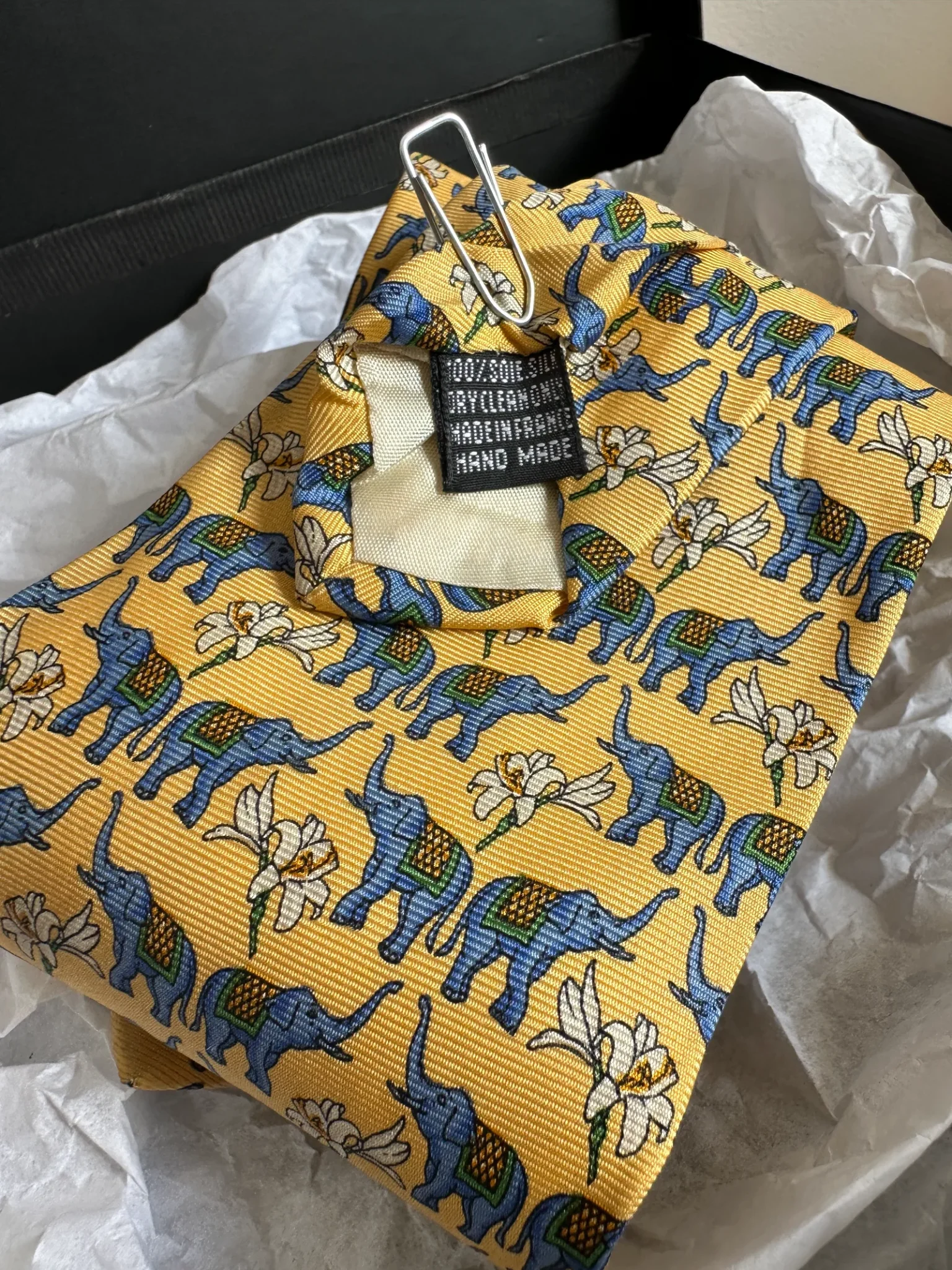 cravate en soie jaune a motifs elephants dos