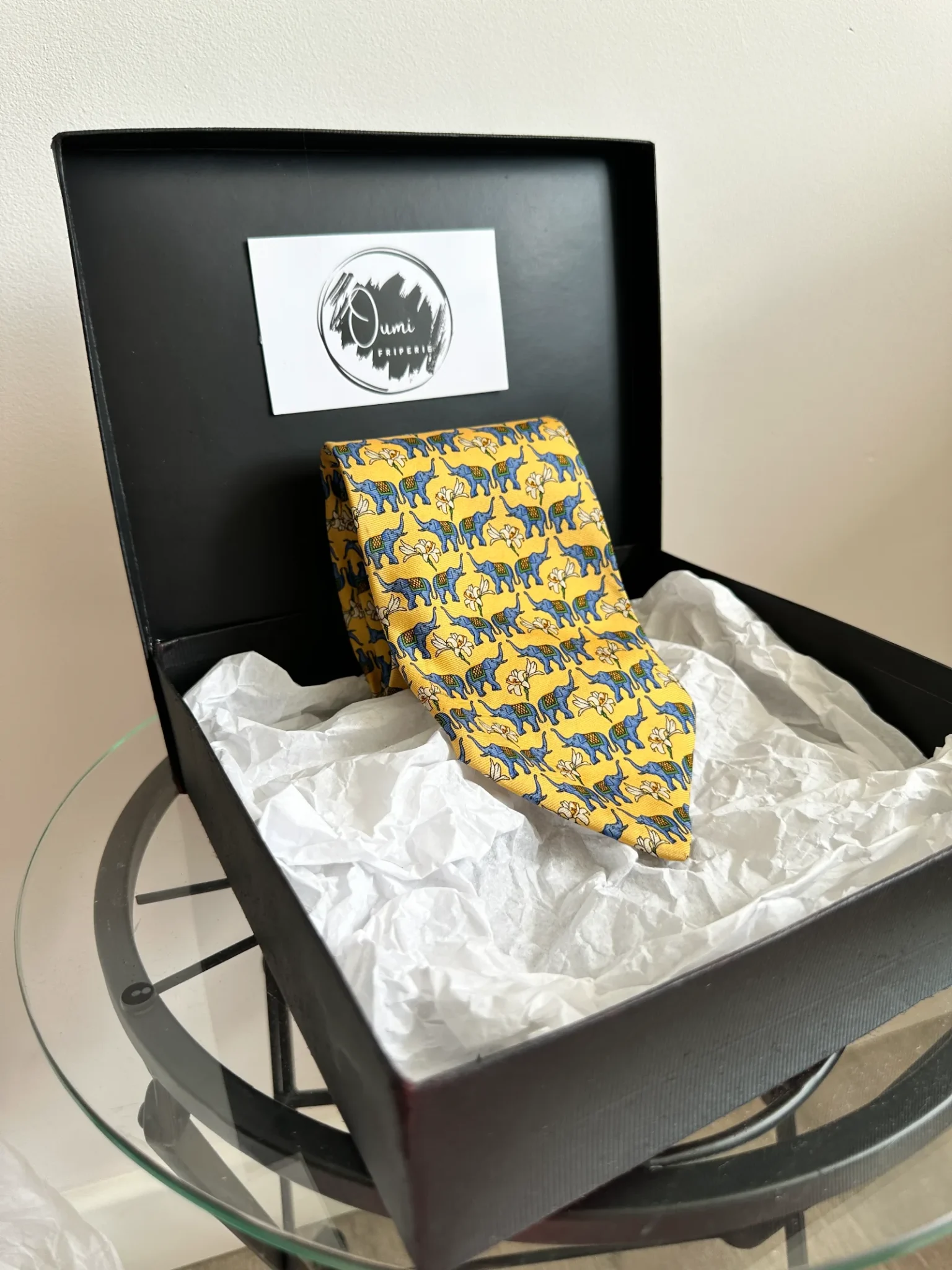 cravate en soie jaune a motifs elephants face