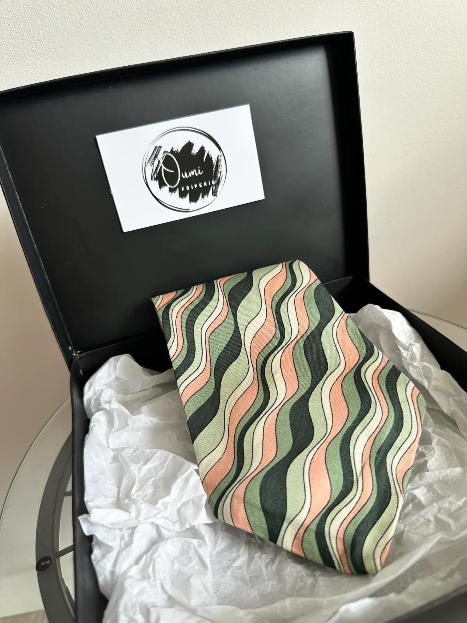 cravate en soie vintage esprit seventies vert rose face