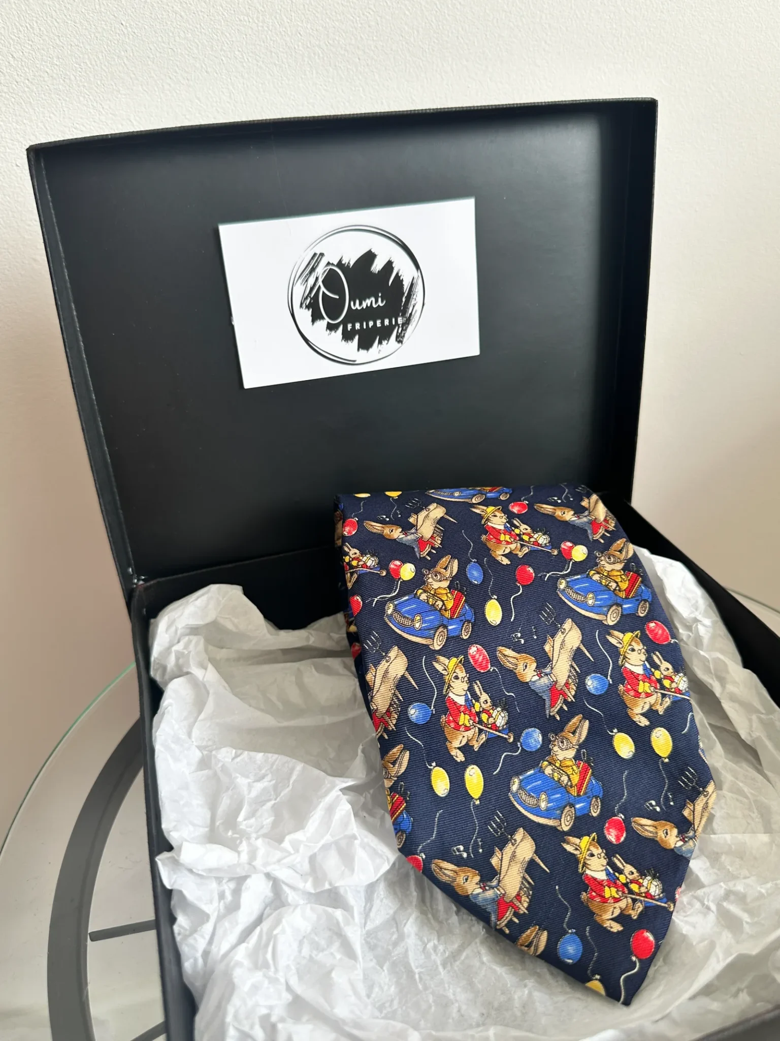 cravate longchamp en soie a motifs lapins bleu face
