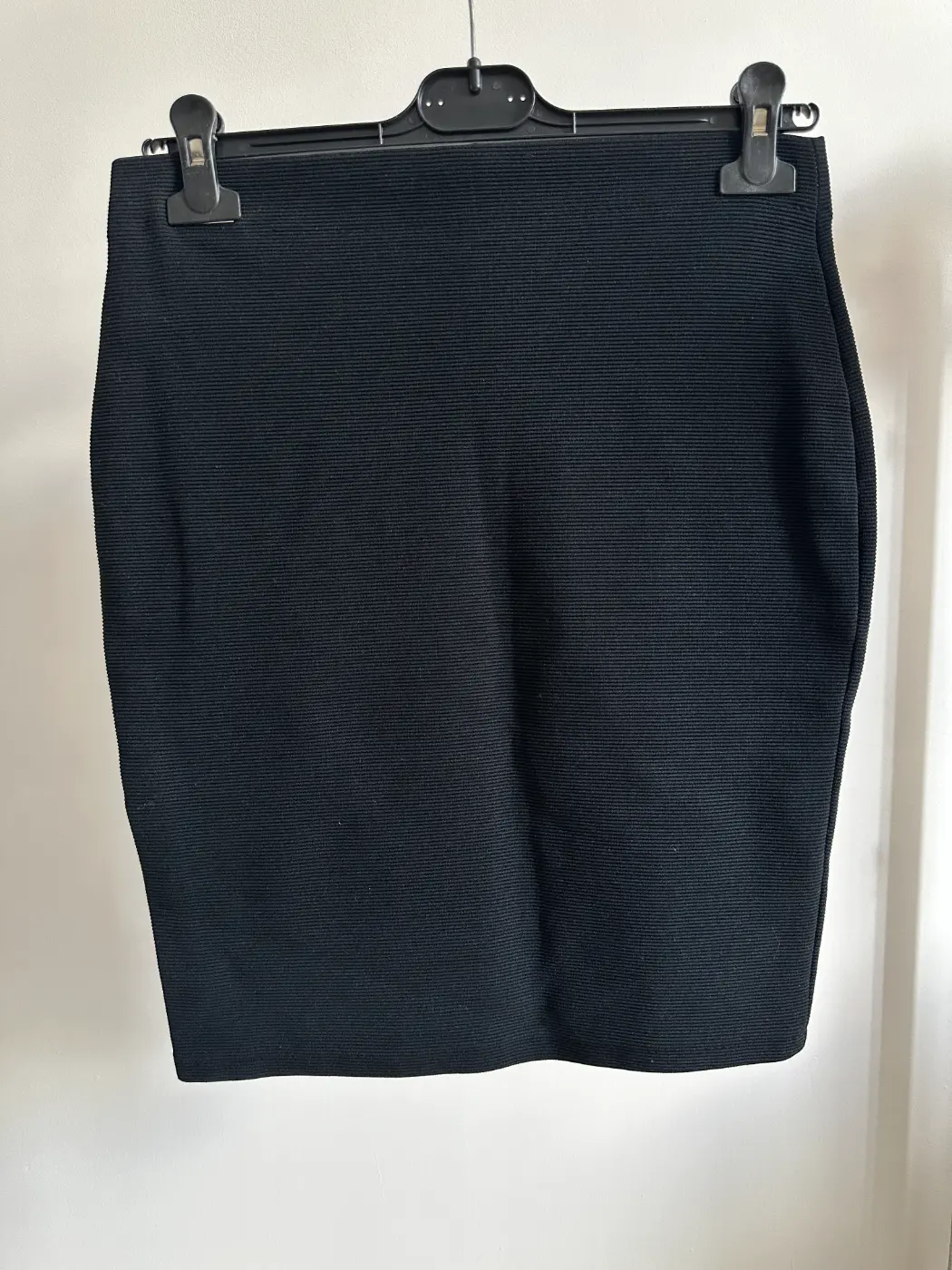 jupe courte noire lisse gainante generique dos